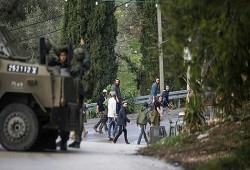 إصابات بهجمات للمستوطنين واقتحامات لقوات الاحتلال في الضفة