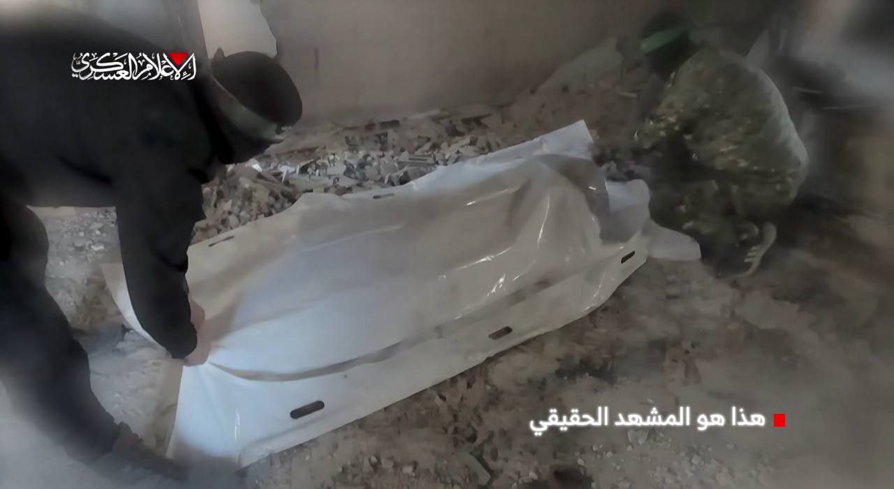 القسام تسلم جثة أسير صهيوني وتكشف عن تضليل العدو