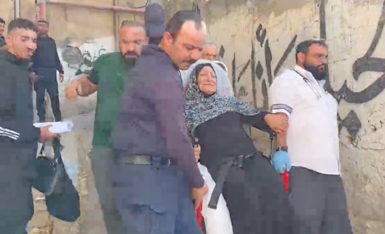 دموع أم زهري الشويكي.. حين يواجه المقدسيون سرقة الاحتلال لبيوتهم