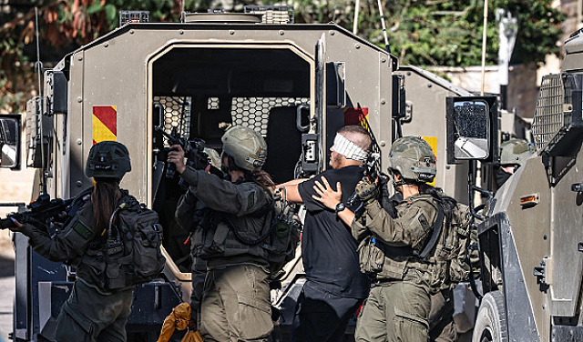 الاحتلال يشن حملة دهم واعتقالات بالضفة ويواصل إغلاق بلدة يعبد