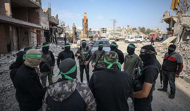 المقاومة تسلم جثة أسير صهيوني عثرت عليها جنوبي غزة