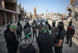 المقاومة تسلم جثة أسير صهيوني عثرت عليها جنوبي غزة