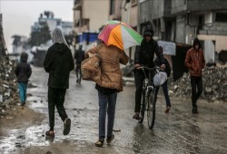 منخفض جوي عنيف يهدد مئات آلاف النازحين في خان يونس بالغرق