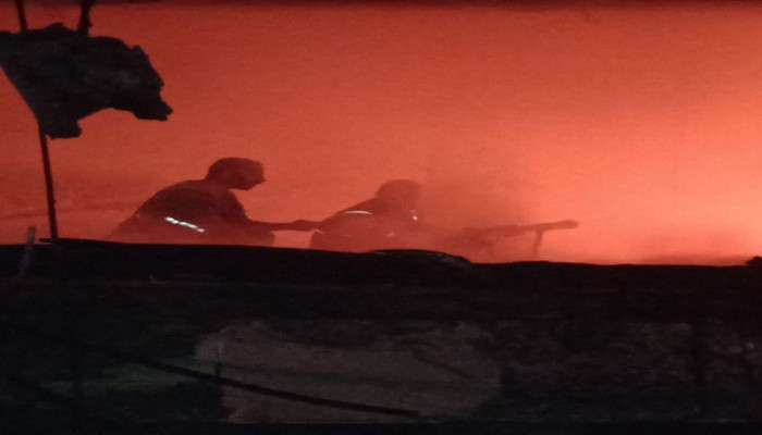 شهيدان بخان يونس وأمطار غزيرة تغرق خيام النازحين بغزة