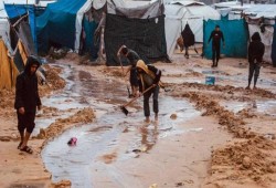 غرق عشرات خيام النازحين بمياه الأمطار جنوبي غزة