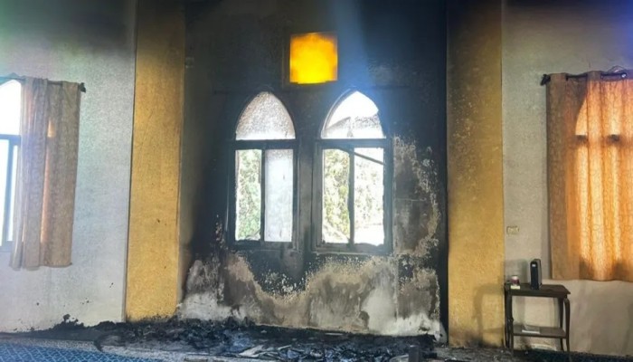 صهاينة يضرمون النار في مسجد غربي سلفيت