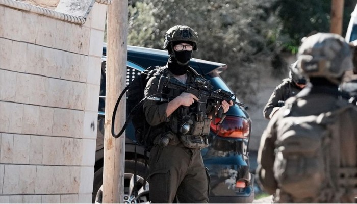 الاحتلال يعيد اقتحام طوباس بعد يوم من انسحابه.. حوّل منازل لثكنات