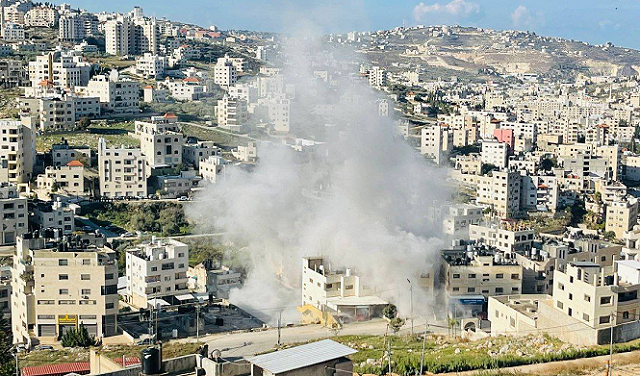 الاحتلال يفجر منزلي الأسيرين صنوبر وغنام في الضفة