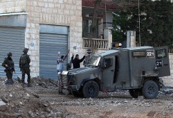 قوات الاحتلال تعتقل 40 فلسطينيا بالضفة