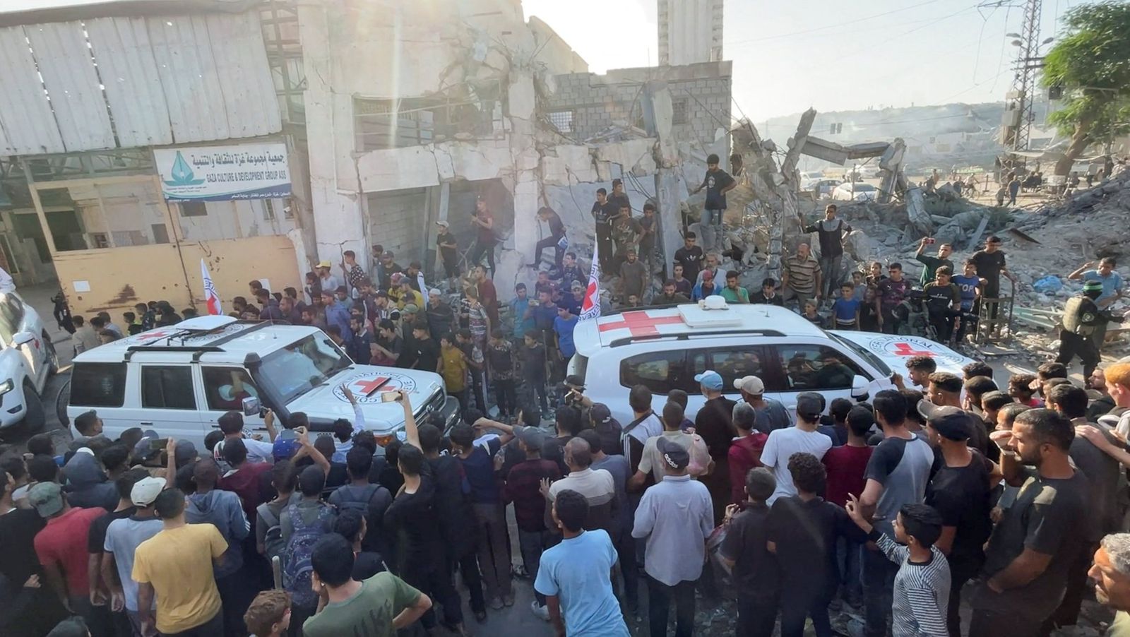 الاحتلال يفرج عن 5 أسرى من غزة بحالة صحية صعبة