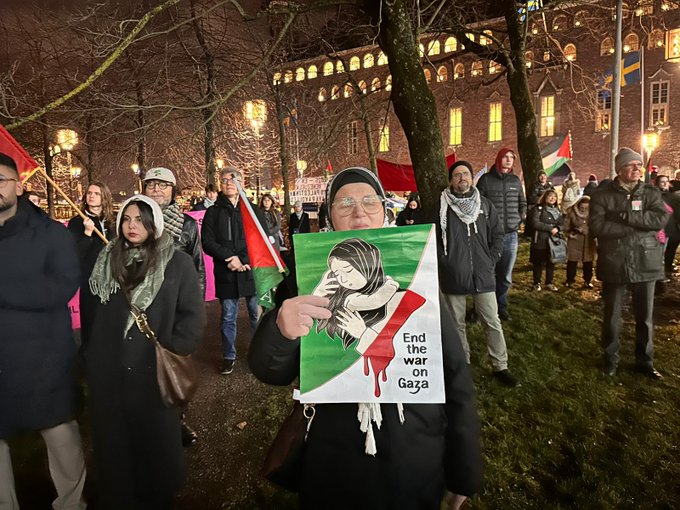 مظاهرة في ستوكهولم تضامنا مع غزة عقب توزيع جوائز نوبل