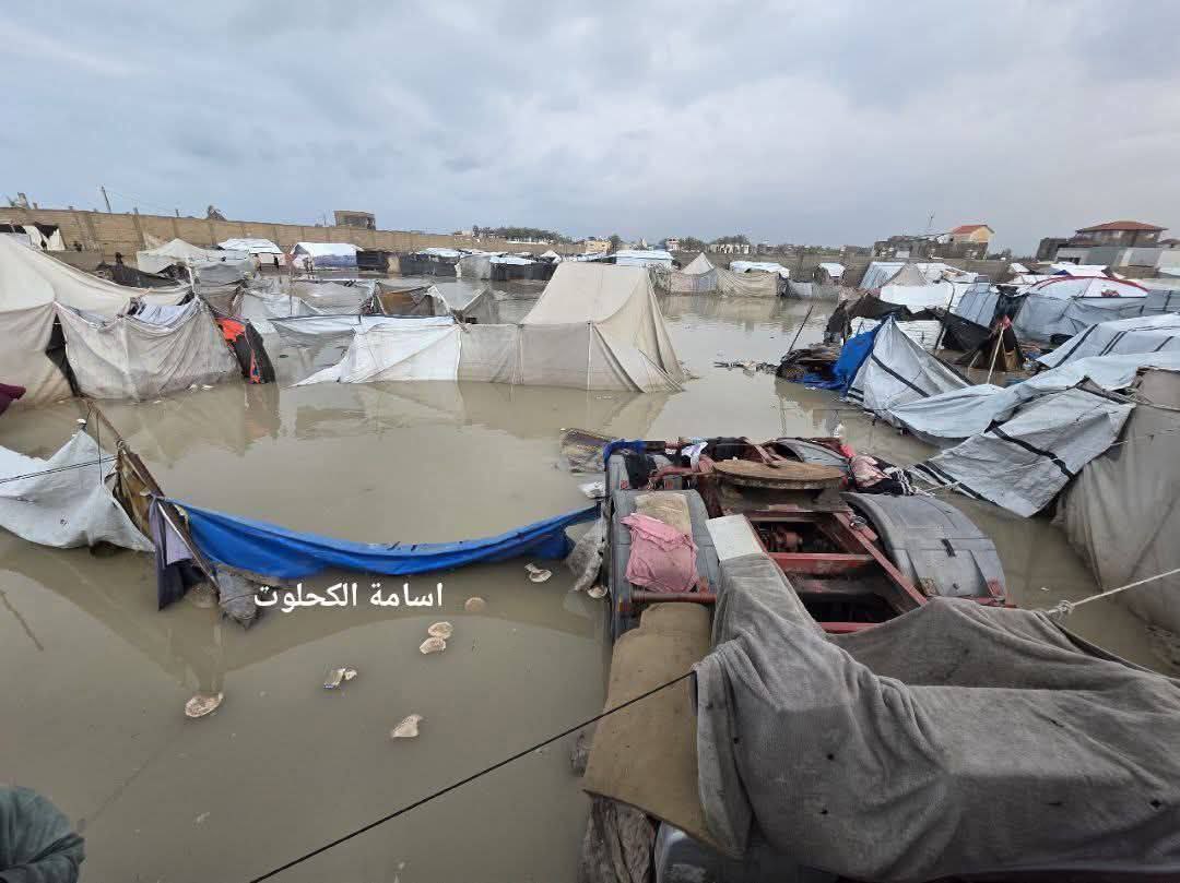 12 شهيدًا وعشرات الآلاف من الخيام المدمرة بغزة