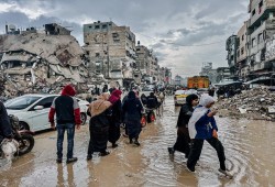 لازاريني يحذّر من تفاقم المأساة الإنسانية في غزة مع غرق خيام النازحين