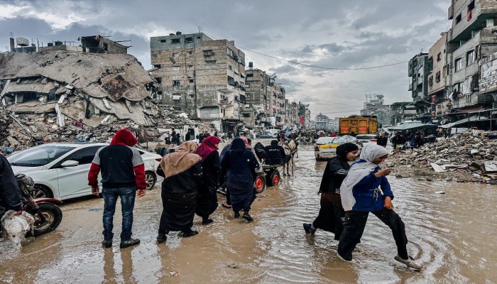 لازاريني يحذّر من تفاقم المأساة الإنسانية في غزة مع غرق خيام النازحين