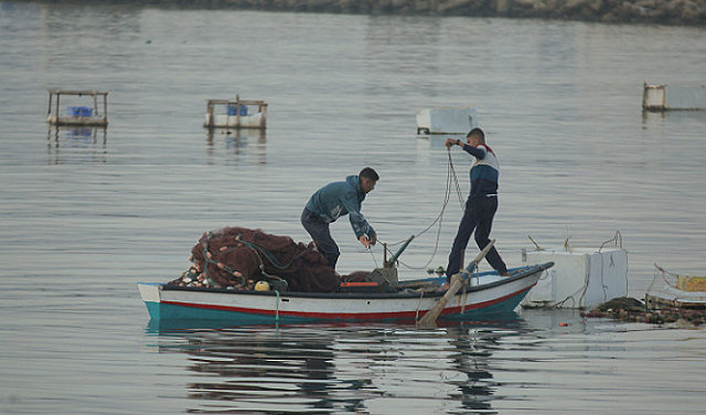 الاحتلال يعتقل 4 صيادين ويفجر مركبهم.. 230 شهيداً منذ بدء الحرب