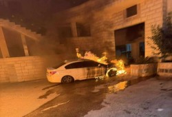 صهاينة يحرقون مركبات فلسطينية في رام الله
