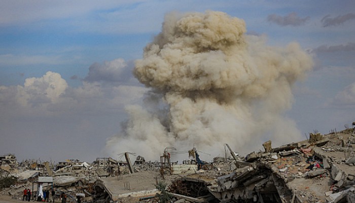 الاحتلال يواصل خروقات اتفاق غزة.. شهيد وقصف جوي ومدفعي