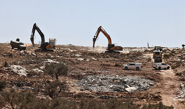 الاحتلال يخطر بهدم منازل ومنشآت ويجرف أراضي زراعية بالضفة