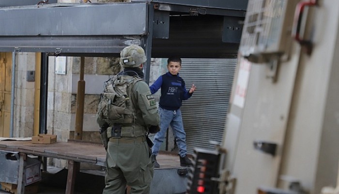 إصابة 3 فلسطينيين برصاص الاحتلال وحملة اعتقالات بالضفة