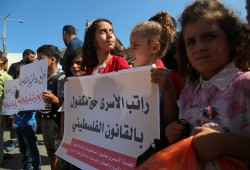 قطع رواتب الأسرى الفلسطينيين يفجر الغضب ضد السلطة