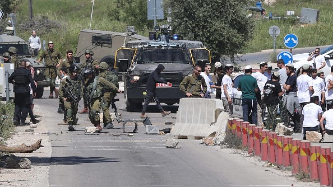 صهيوني يدعس فلسطينياً أثناء أدائه الصلاة شرقي رام الله