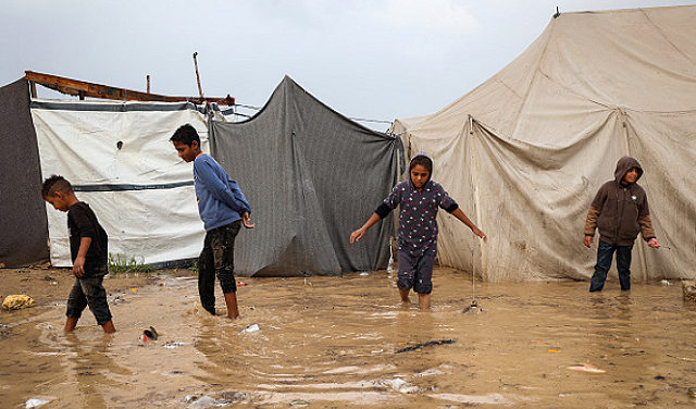 منخفض قطبي جديد يضرب غزة.. الأمطار والرياح تفاقم معاناة النازحين
