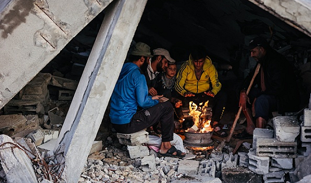 استشهاد رضيع في غزة بسبب البرد وتفاقم مأساة النازحين