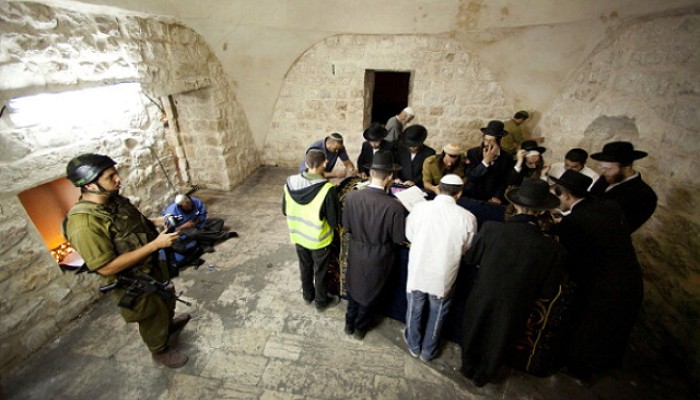 الاحتلال يسمح للصهاينة باقتحام قبر يوسف نهارا