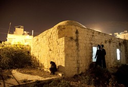 الاحتلال يخلي منازل في نابلس وصهاينة يقتحمون قبر يوسف