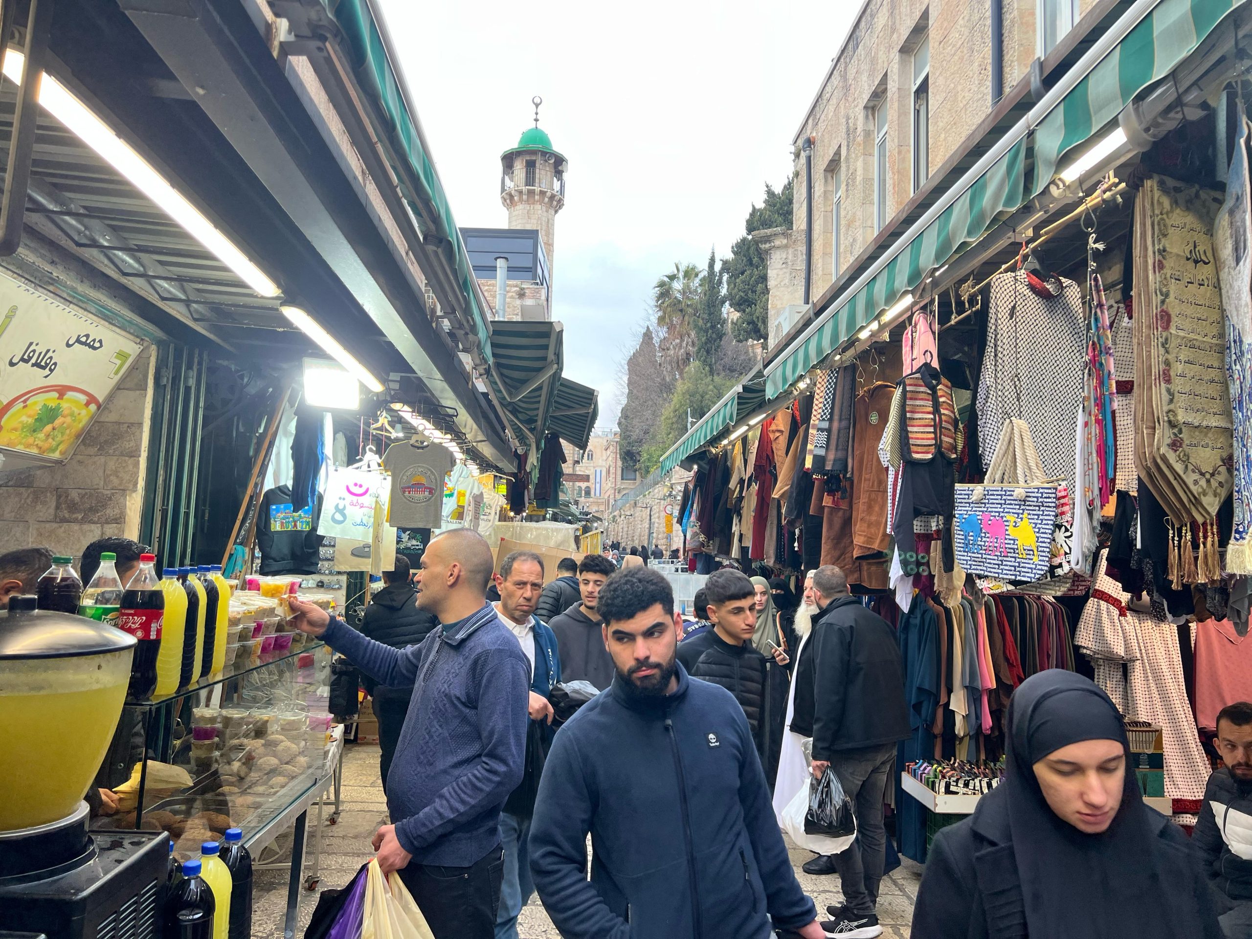 مئات الصهاينة يقتحمون الأقصى والاحتلال يُغرم محال تجارية في سلوان