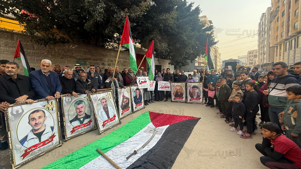 وقفة في غزة تضامنا مع الأسرى بسجون الاحتلال