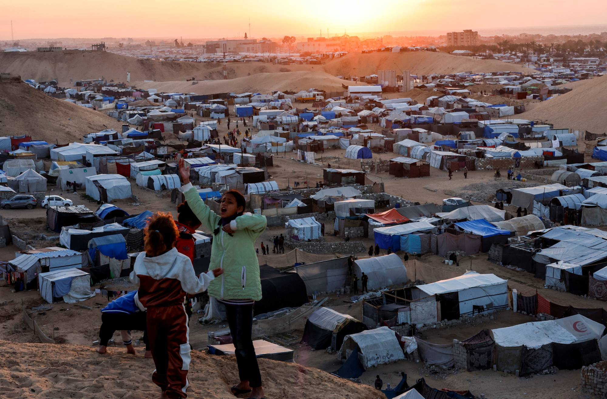 انهيار خيام النازحين في غزة.. الكرفان أصبح  حلما