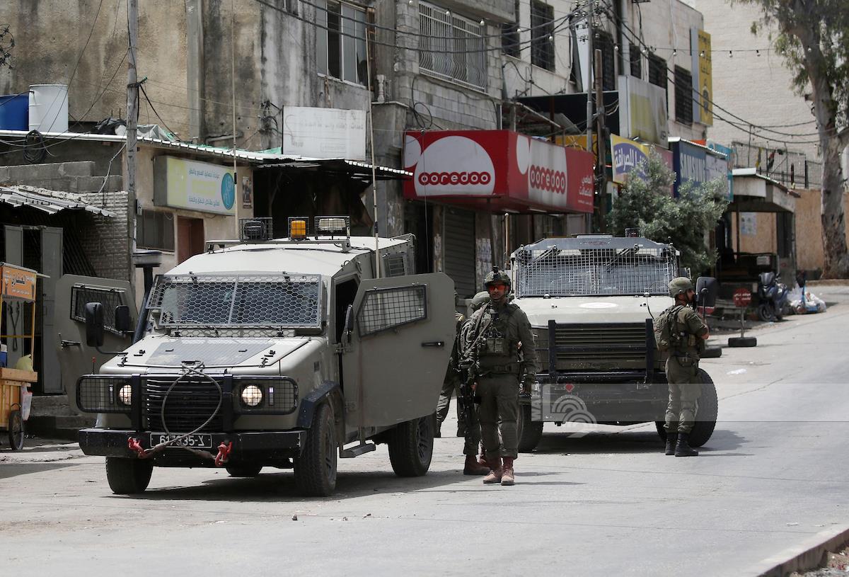 قوات الاحتلال تعتقل 12 فلسطينيًا في الضفة والقدس