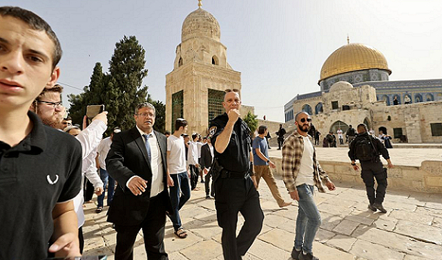 الإرهابي بن غفير وعشرات الصهاينة يقتحمون الأقصى