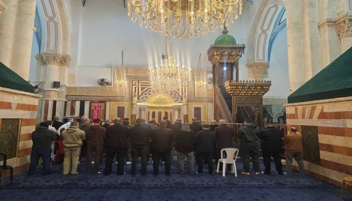 الاحتلال يقرر إبعاد مدير المسجد الابراهيمي ورئيس السدنة