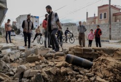 مظاهرة أمام الصليب الأحمر في غزة تطالب بإزالة مخلفات الحرب