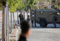 شهيد برصاص الاحتلال في الخليل وإحراق مقر أونروا بالقدس