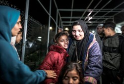 إهانة ورسائل تهجير.. روايات مؤلمة للعائدين عبر رفح