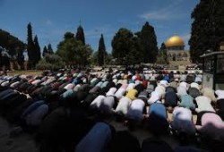 عشرات الآلاف يؤدون صلاة الجمعة في الأقصى