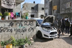 إرهابيون صهاينة يهجرون 15 عائلة فلسطينية بالضفة المحتلة