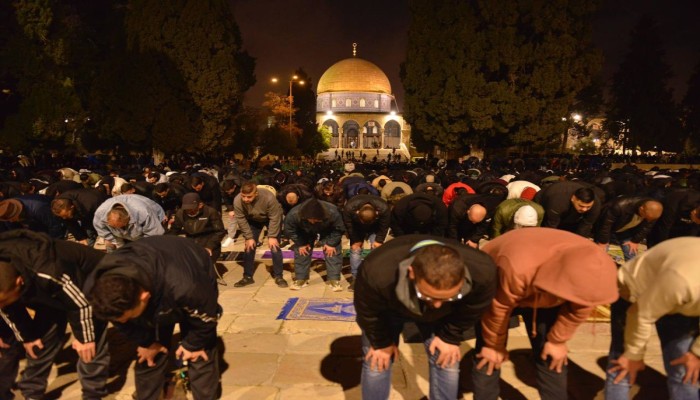 60 ألفا يصلون العشاء والتراويح في باحات الأقصى