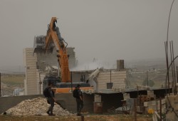 قوات الاحتلال تهدم 3 منازل ومنشأة زراعية في رام الله