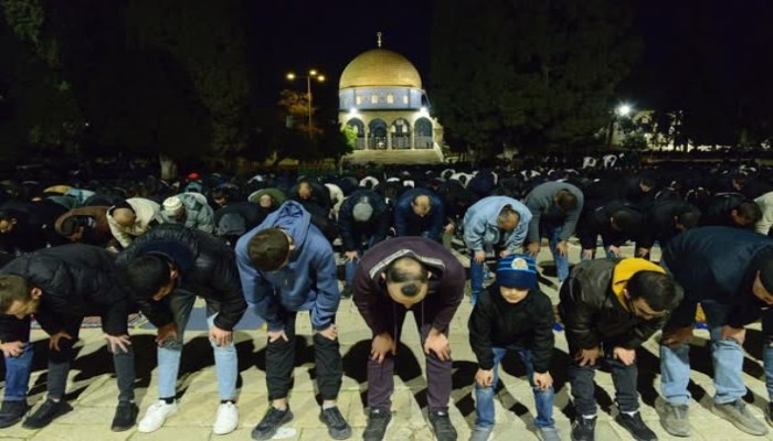 40 ألفًا يصلون العشاء والتراويح في الأقصى