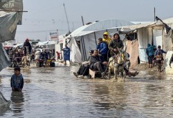 شهيد برصاص الاحتلال في غزة وقصف جوي وبري وبحري