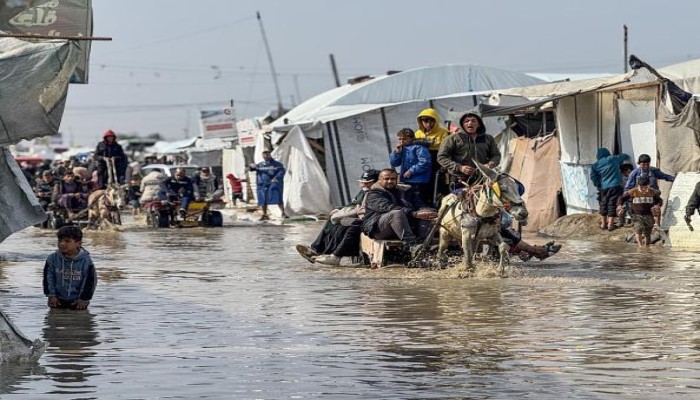 شهيد برصاص الاحتلال في غزة وقصف جوي وبري وبحري