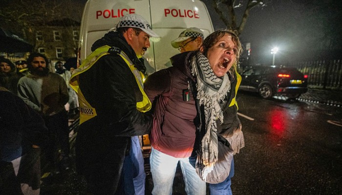 بريطانيا تقمع حرية التعبير والتضامن مع فلسطين