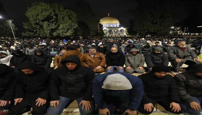 35 الفًا يؤدون صلاتي العشاء والتراويح في المسجد الاقصى