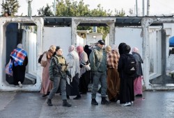 الاحتلال يعرقل وصول آلاف المصلين من الضفة إلى الأقصى