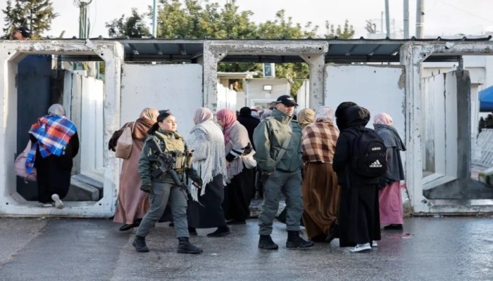 الاحتلال يعرقل وصول آلاف المصلين من الضفة إلى الأقصى