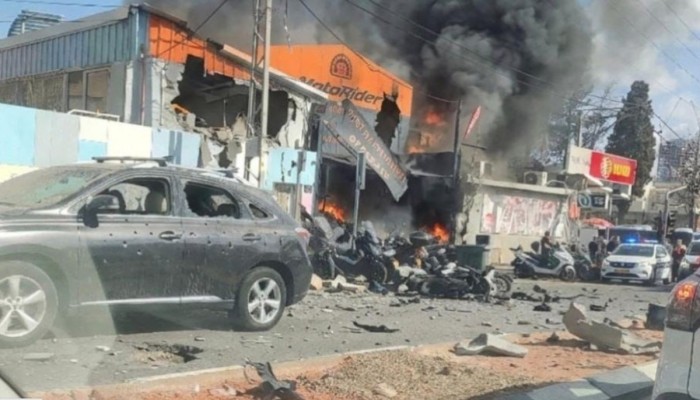 7 إصابات بسقوط صاروخ إيراني على تل أبيب